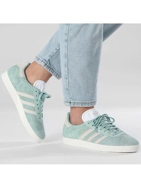 NWT adidas Gazelle “hairy” suede Sneakers in Mint and White size 8